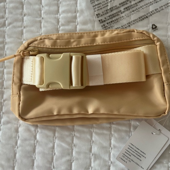 NWT 🏷️ Lululemon Everywhere 1L Belt Bags- khaki - Picture 2 of 7